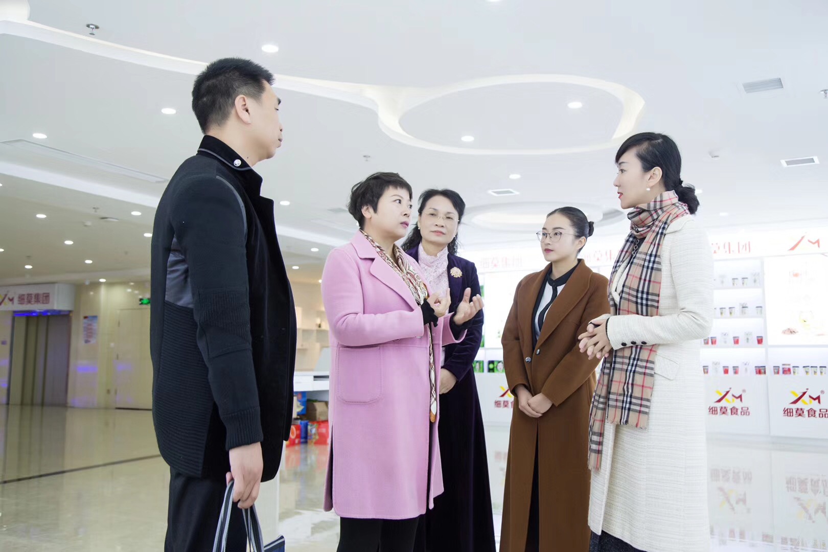 細莫受到高度贊揚--開福區(qū)委常委、統(tǒng)戰(zhàn)部長何惠風領(lǐng)導及工商聯(lián)領(lǐng)導一行到訪細莫食品