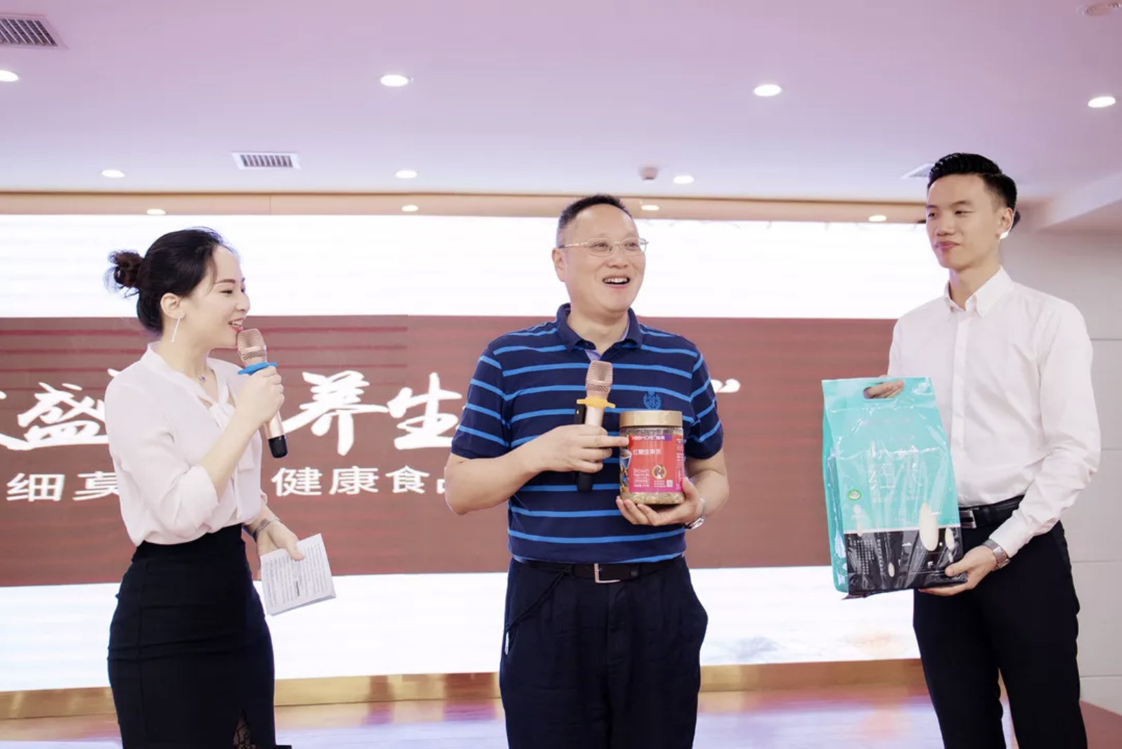 中醫(yī)養(yǎng)生專家李定文教授為細莫紅糖堅果茶打CALL！
